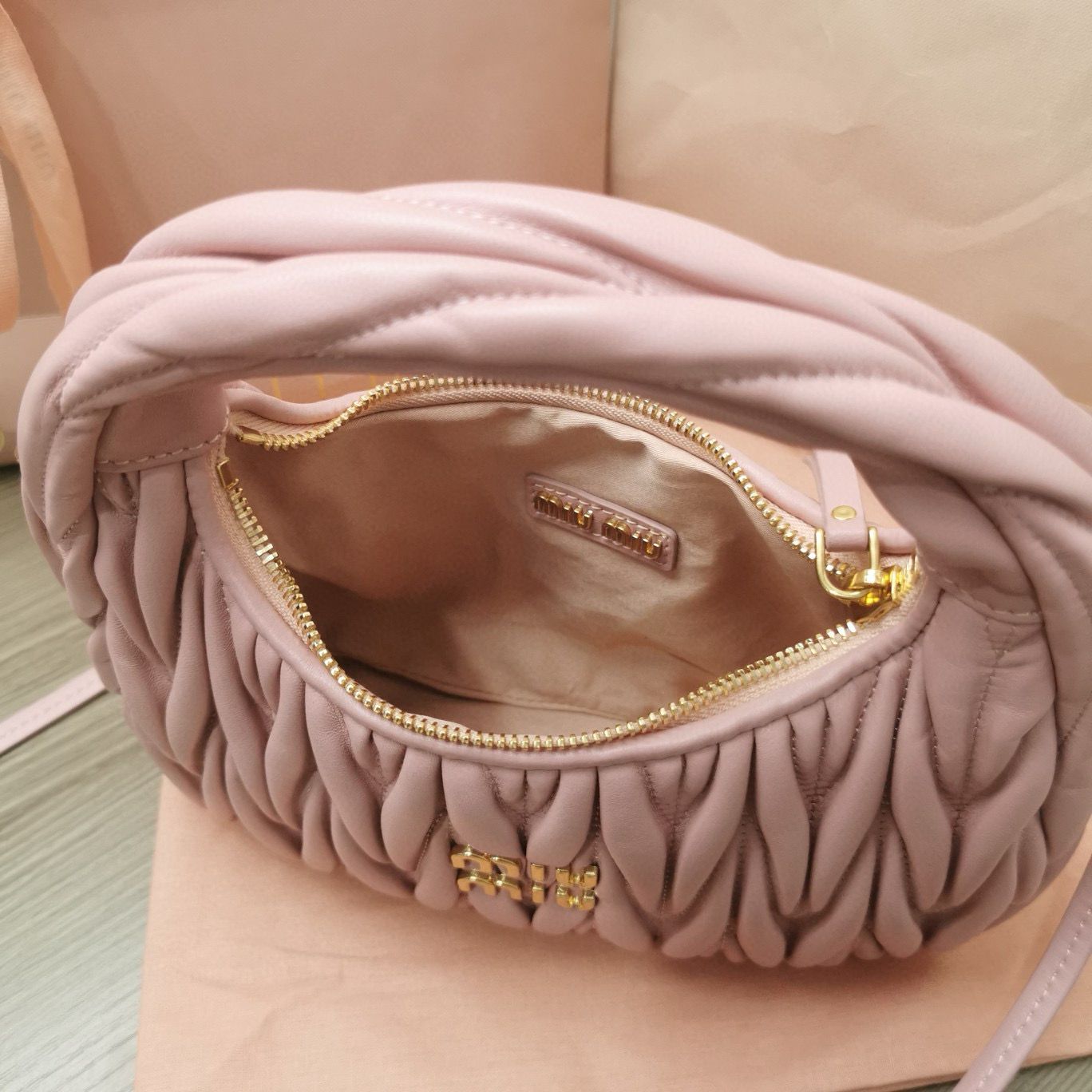 Miu Miu Wander Matelasse Original Sheepskin Bag 5BC125 Light Pink Miu Miu Wander Matelasse Original Sheepskin Bag 5BC125 Light Pink