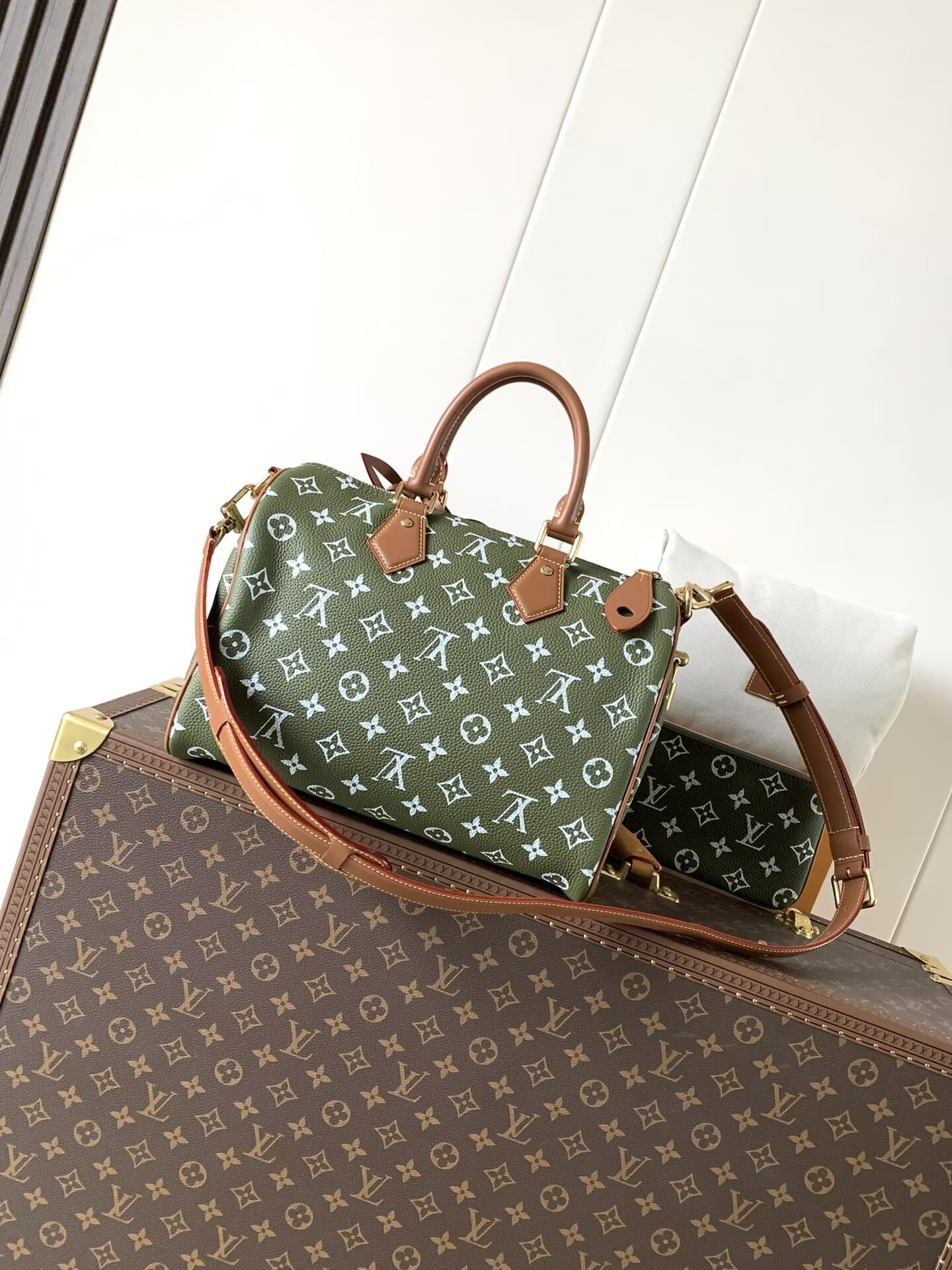 Louis Vuitton Monogram Canvas Speedy 30 Bandouliere M15241 Olive Green Louis Vuitton Monogram Canvas Speedy 30 Bandouliere M15241 Olive Green
