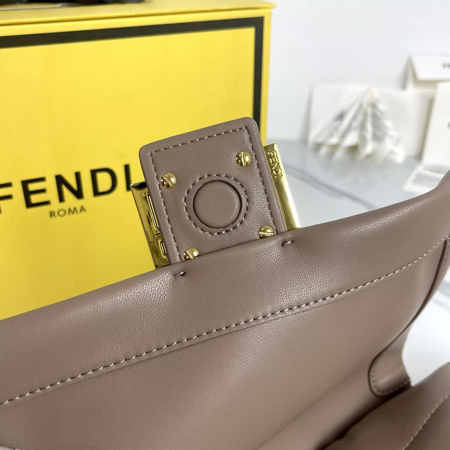 FENDI 2025 Mamma Baguette Original Leather Medium Bag FF8851 Gray FENDI 2025 Mamma Baguette Original Leather Medium Bag FF8851 Gray