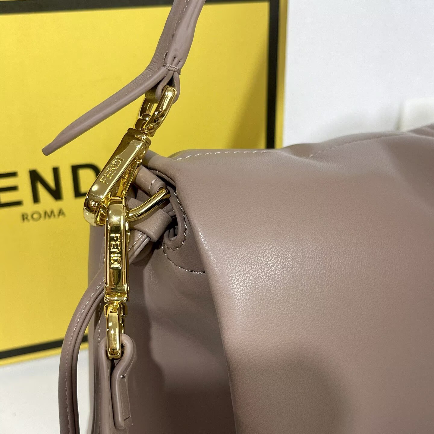 FENDI 2025 Mamma Baguette Original Leather Medium Bag FF8851 Gray FENDI 2025 Mamma Baguette Original Leather Medium Bag FF8851 Gray