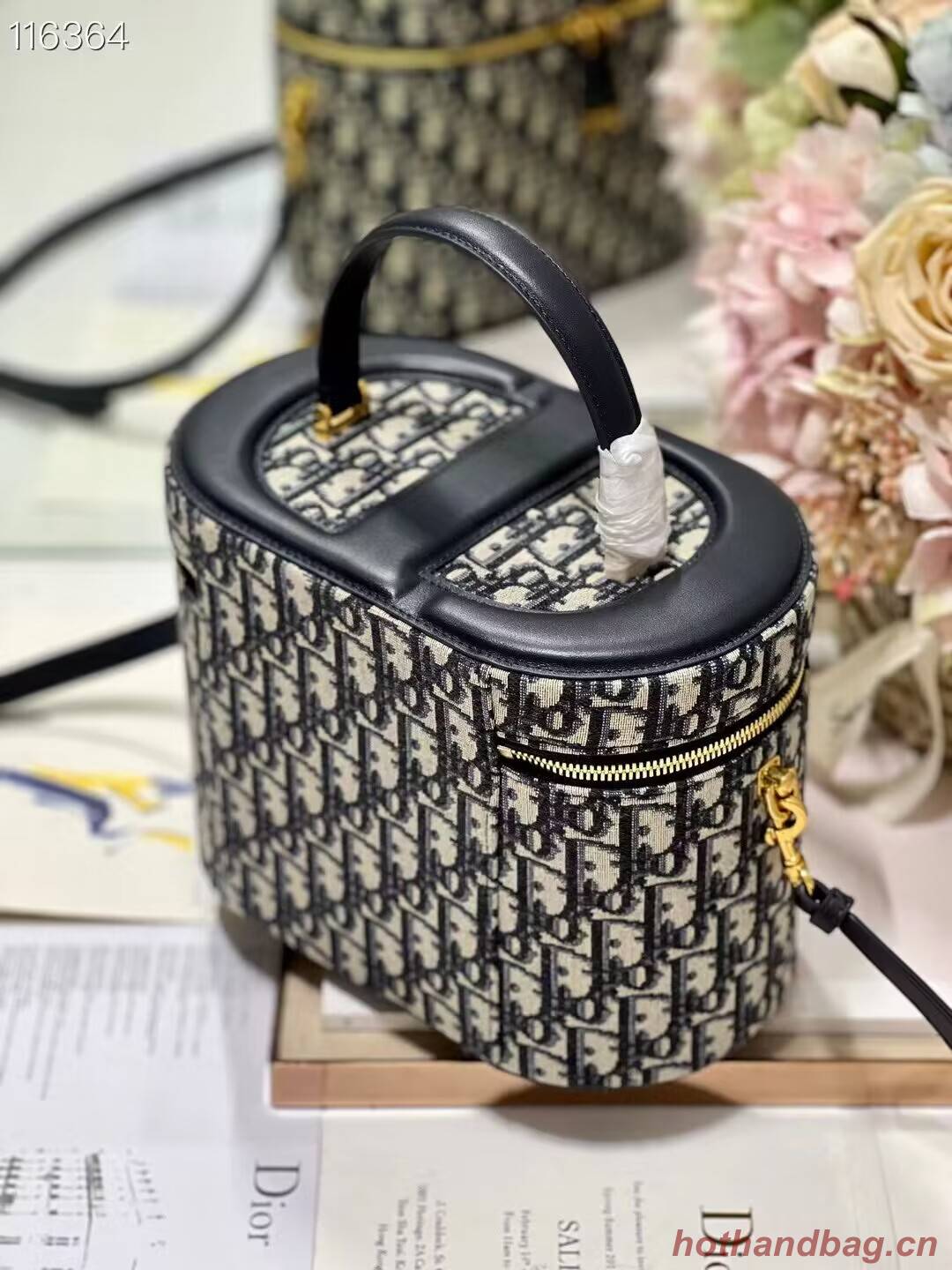 MEDIUM CD SIGNATURE VANITY CASE Blue Dior Oblique Jacquard S2202UTZQ MEDIUM CD SIGNATURE VANITY CASE Blue Dior Oblique Jacquard S2202UTZQ