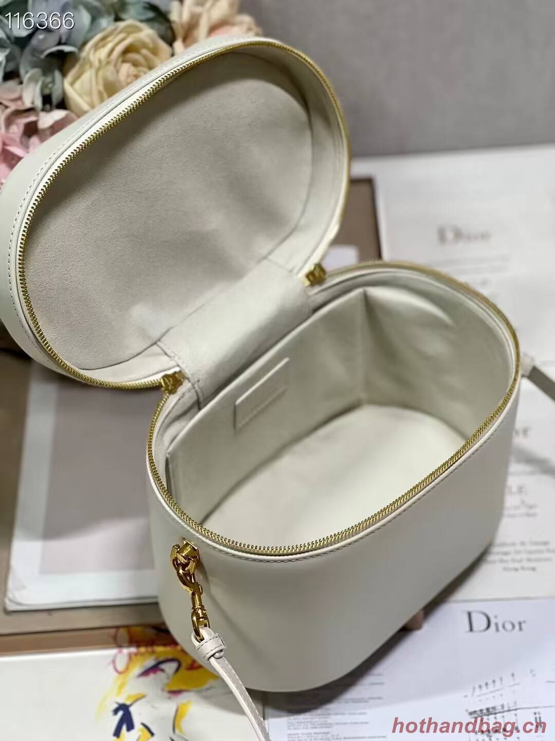 MEDIUM CD SIGNATURE VANITY CASE Calfskin with Embossed CD Signature S2202UTZQ Latte MEDIUM CD SIGNATURE VANITY CASE Calfskin with Embossed CD Signature S2202UTZQ Latte