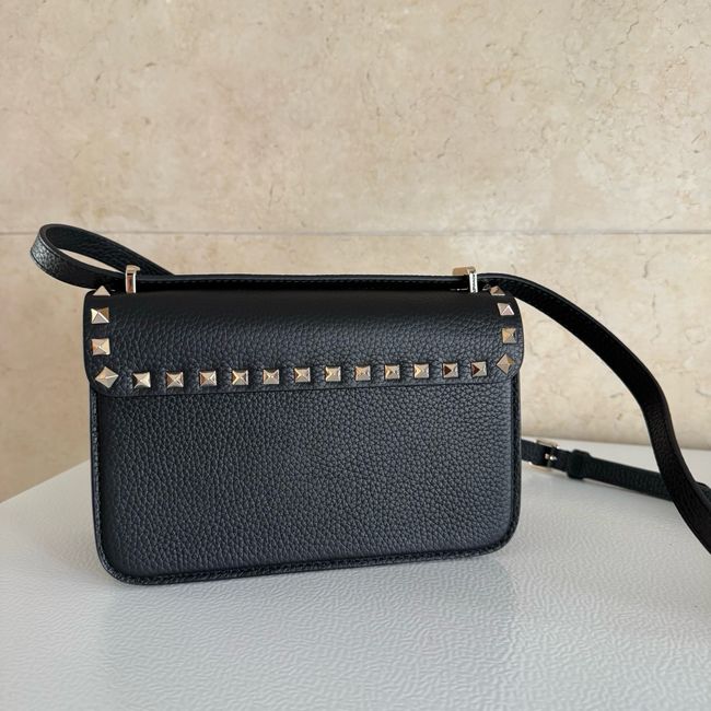 VALENTINO ROCKSTUD Small grained calfskin Shoulder Bag B0T76 black VALENTINO ROCKSTUD Small grained calfskin Shoulder Bag B0T76 black