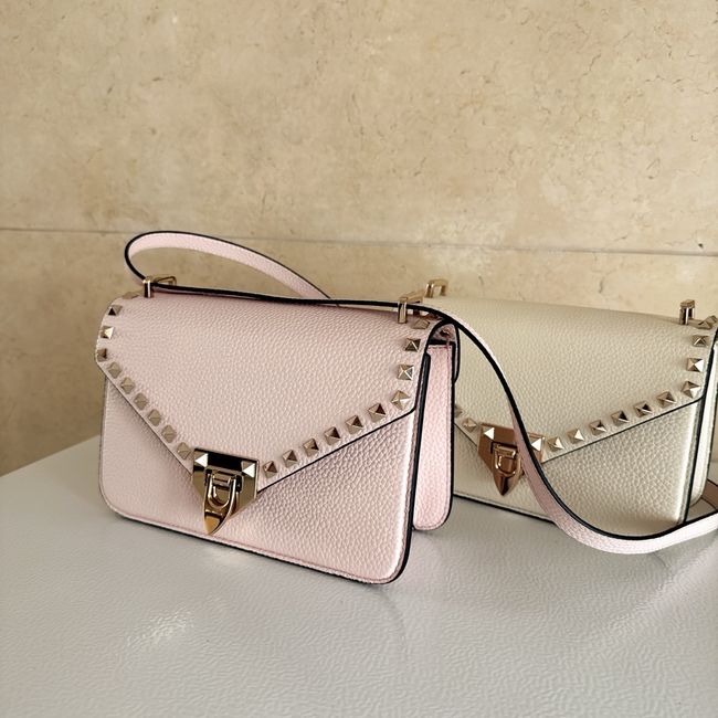 VALENTINO ROCKSTUD Small grained calfskin Shoulder Bag B0T76 pink VALENTINO ROCKSTUD Small grained calfskin Shoulder Bag B0T76 pink