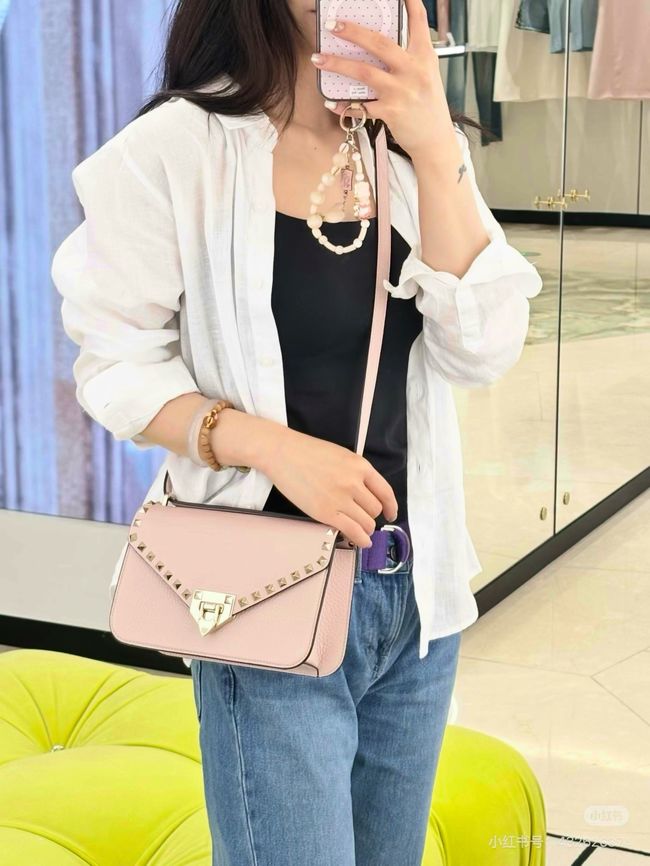 VALENTINO ROCKSTUD Small grained calfskin Shoulder Bag B0T76 pink VALENTINO ROCKSTUD Small grained calfskin Shoulder Bag B0T76 pink
