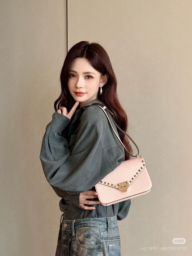 VALENTINO ROCKSTUD Small grained calfskin Shoulder Bag B0T76 pink VALENTINO ROCKSTUD Small grained calfskin Shoulder Bag B0T76 pink