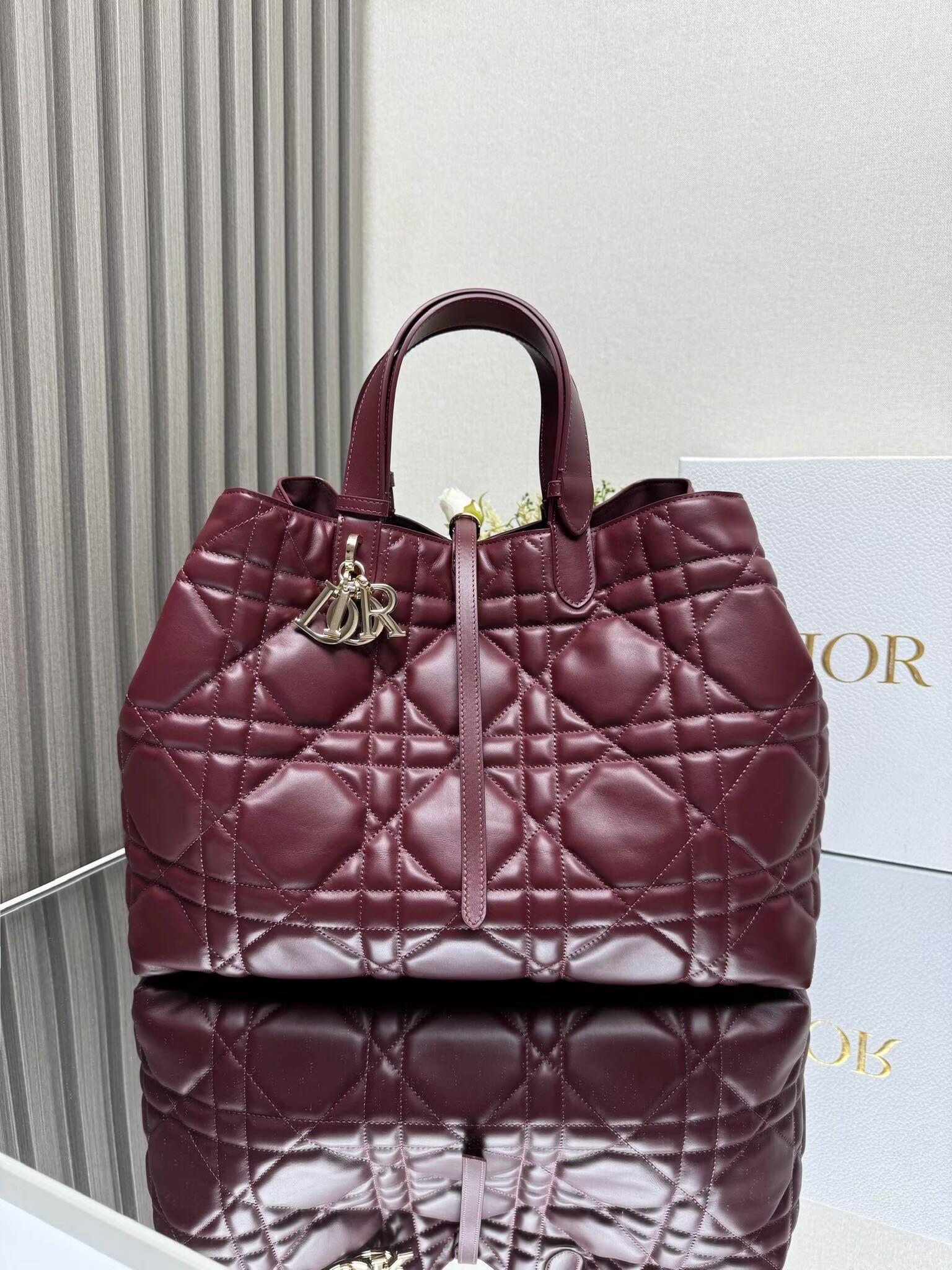 LARGE DIOR TOUJOURS BAG Latte Macrocannage Calfskin M6233 Wine LARGE DIOR TOUJOURS BAG Latte Macrocannage Calfskin M6233 Wine