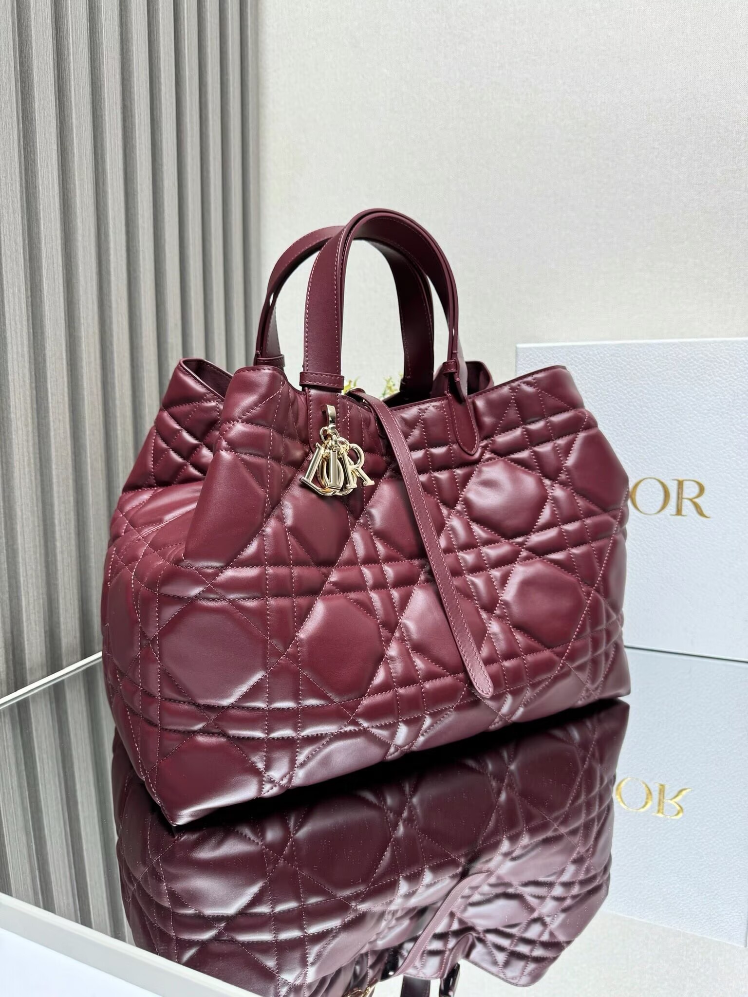 LARGE DIOR TOUJOURS BAG Latte Macrocannage Calfskin M6233 Wine LARGE DIOR TOUJOURS BAG Latte Macrocannage Calfskin M6233 Wine