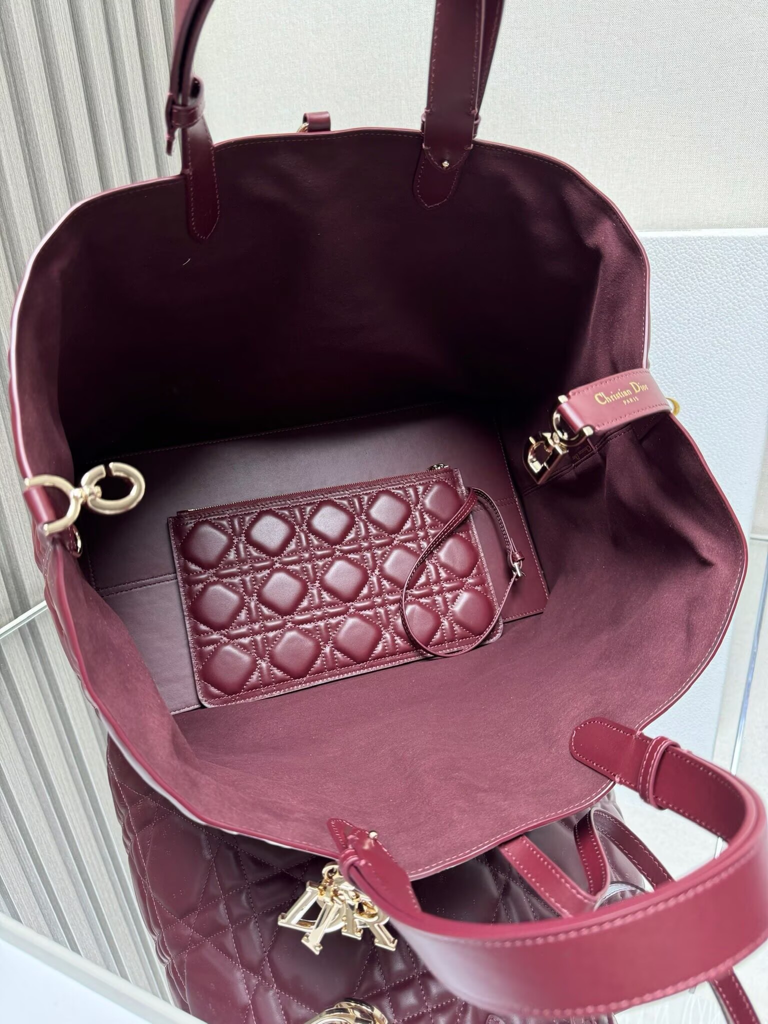 LARGE DIOR TOUJOURS BAG Latte Macrocannage Calfskin M6233 Wine LARGE DIOR TOUJOURS BAG Latte Macrocannage Calfskin M6233 Wine