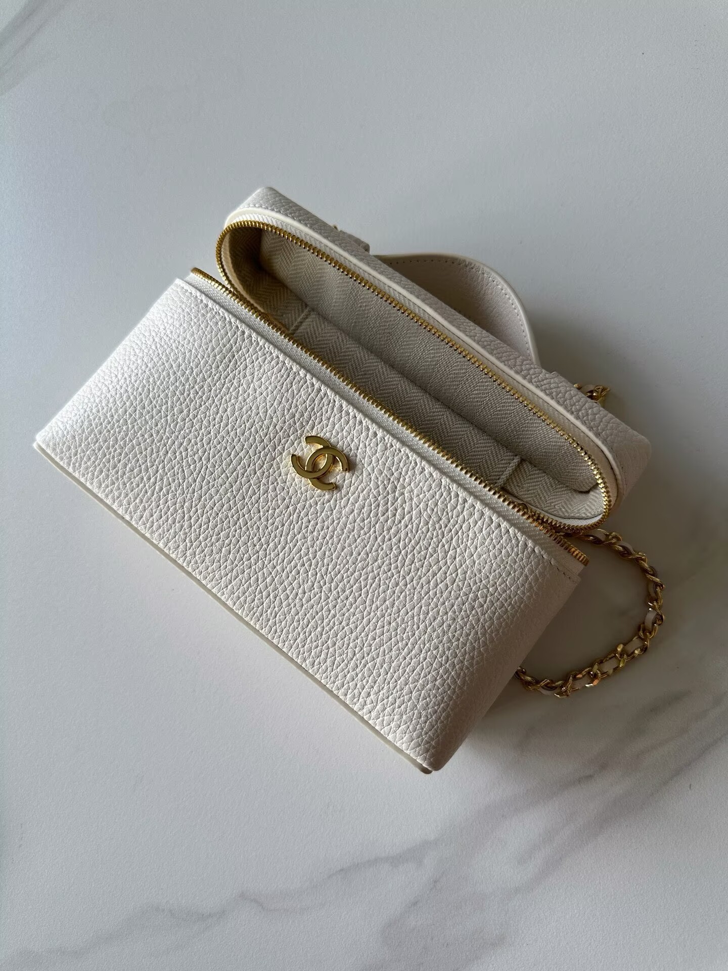 Chanel Vanity With Chain AP5346 White Chanel Vanity With Chain AP5346 White