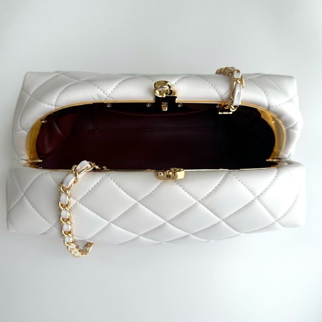 Chanel Clutch with chain Lambskin AP5252 white Chanel Clutch with chain Lambskin AP5252 white