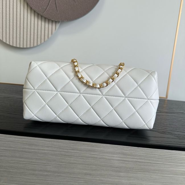 Chanel Clutch with chain Lambskin AP5252 white Chanel Clutch with chain Lambskin AP5252 white