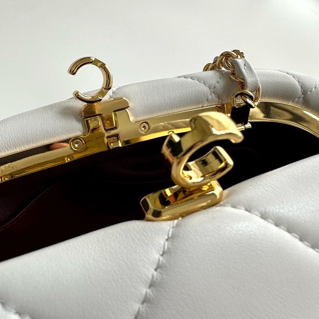 Chanel Clutch with chain Lambskin AP5252 white Chanel Clutch with chain Lambskin AP5252 white
