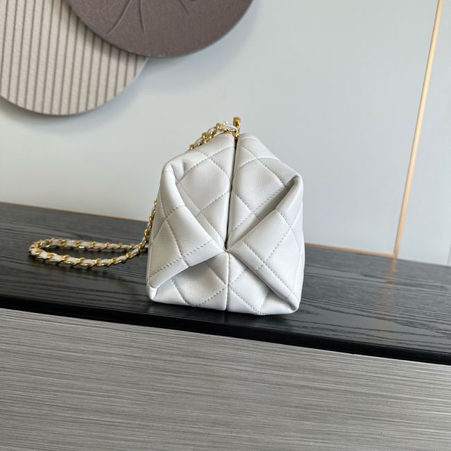 Chanel Clutch with chain Lambskin AP5252 white Chanel Clutch with chain Lambskin AP5252 white