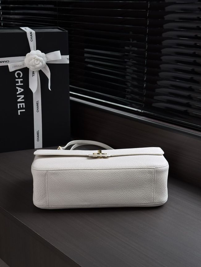 Chanel Maxi Flap bag AS6231 white&gold-Tone Metal Chanel Maxi Flap bag AS6231 white&gold-Tone Metal