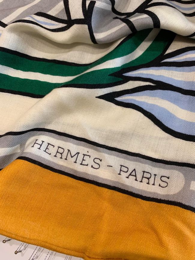 Hermes cashmere Triangular bandage H36117-3 Hermes cashmere Triangular bandage H36117-3