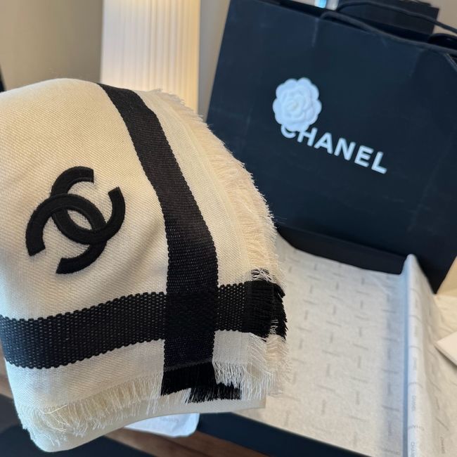 Chanel cashmere Shawl B25980 Chanel cashmere Shawl B25980