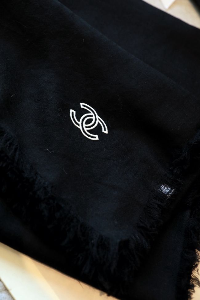 Chanel cashmere scarf B25979-2 Chanel cashmere scarf B25979-2