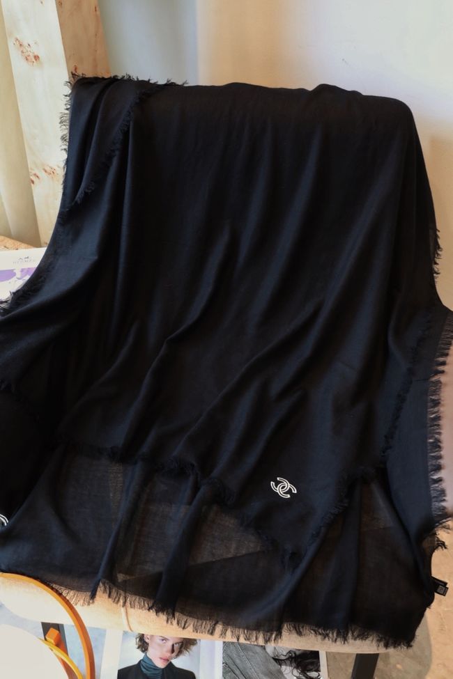 Chanel cashmere scarf B25979-2 Chanel cashmere scarf B25979-2