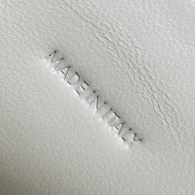 CELINE FLAIR IN GRAINED CALFSKIN L10BF5 CREAMY WHITE CELINE FLAIR IN GRAINED CALFSKIN L10BF5 CREAMY WHITE