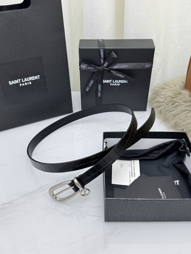 Saint Laurent CASSANDRE charm elongated buckle thin belt in leather S2596-1 Saint Laurent CASSANDRE charm elongated buckle thin belt in leather S2596-1