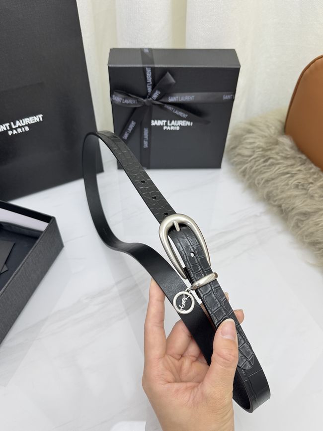 Saint Laurent CASSANDRE charm elongated buckle thin belt in leather S2596-1 Saint Laurent CASSANDRE charm elongated buckle thin belt in leather S2596-1