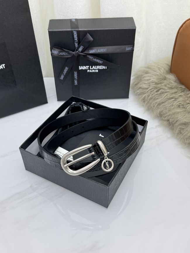 Saint Laurent CASSANDRE charm elongated buckle thin belt in leather S2596-1 Saint Laurent CASSANDRE charm elongated buckle thin belt in leather S2596-1