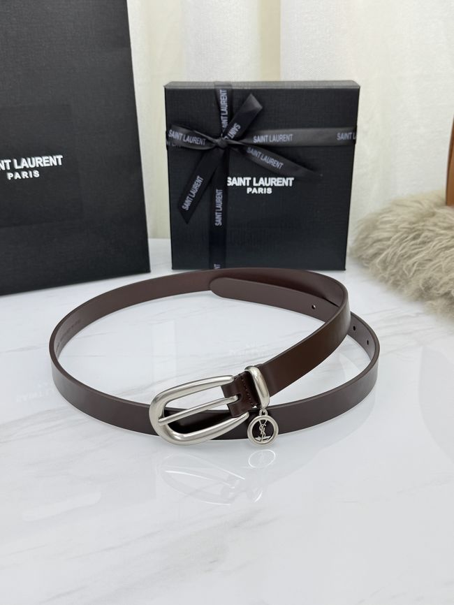 Saint Laurent CASSANDRE charm elongated buckle thin belt in leather S2596-2 Saint Laurent CASSANDRE charm elongated buckle thin belt in leather S2596-2