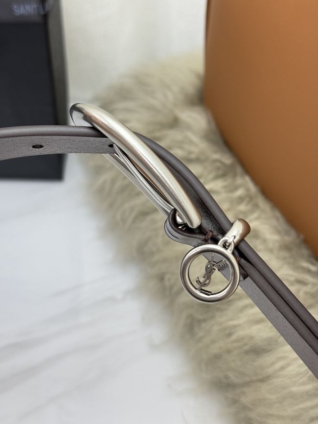 Saint Laurent CASSANDRE charm elongated buckle thin belt in leather S2596-2 Saint Laurent CASSANDRE charm elongated buckle thin belt in leather S2596-2