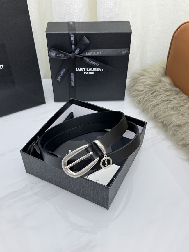 Saint Laurent CASSANDRE charm elongated buckle thin belt in leather S2596-3