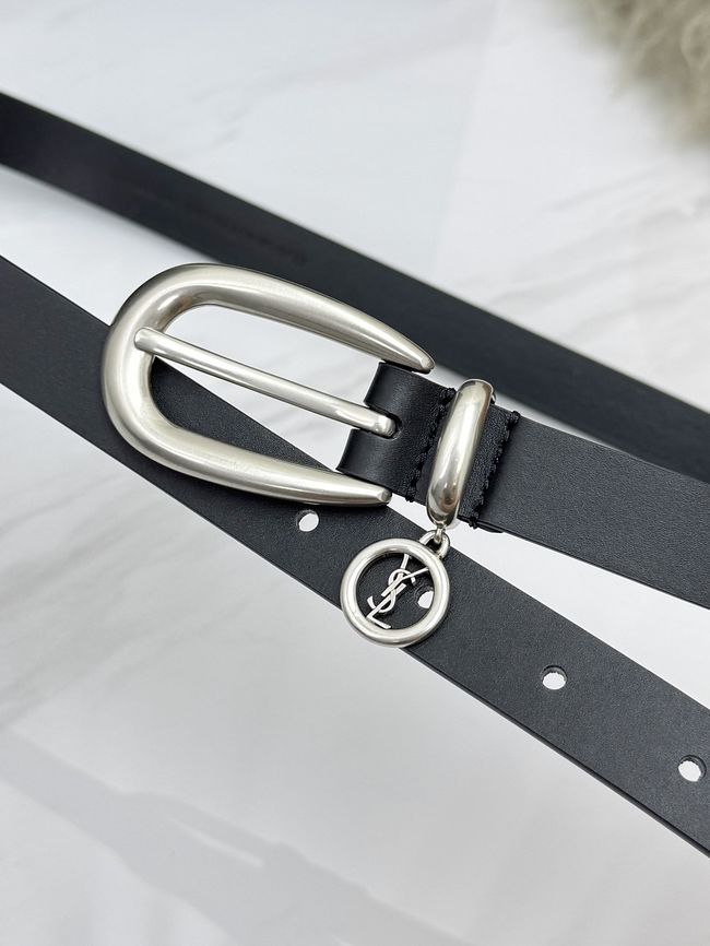 Saint Laurent CASSANDRE charm elongated buckle thin belt in leather S2596-3 Saint Laurent CASSANDRE charm elongated buckle thin belt in leather S2596-3