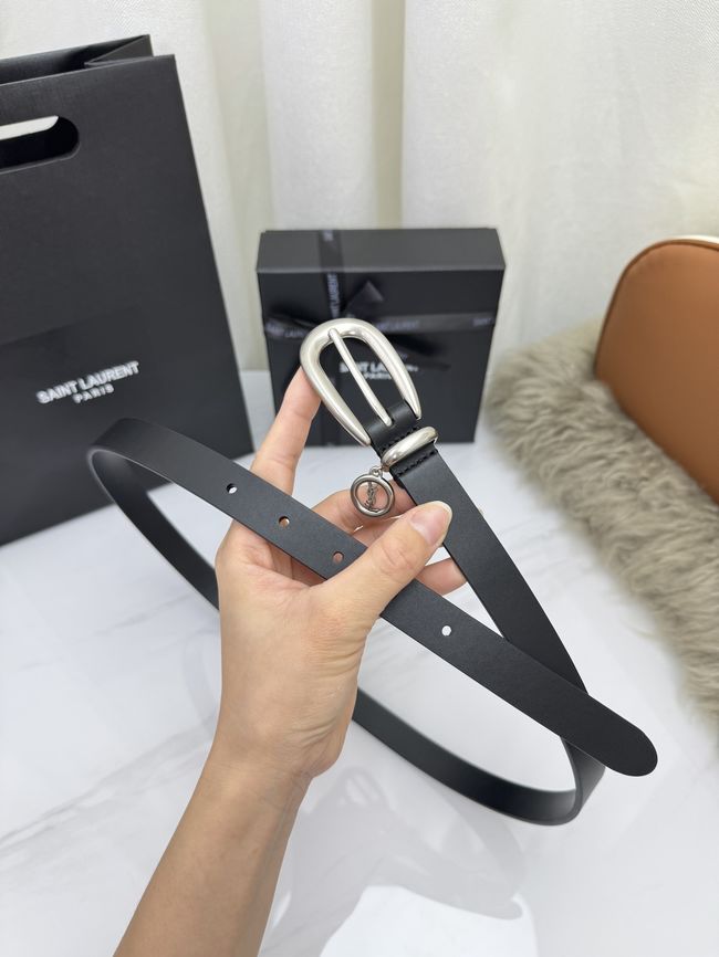 Saint Laurent CASSANDRE charm elongated buckle thin belt in leather S2596-3 Saint Laurent CASSANDRE charm elongated buckle thin belt in leather S2596-3