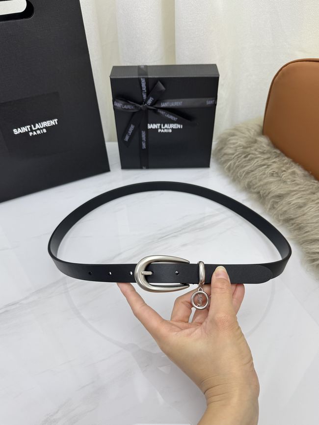 Saint Laurent CASSANDRE charm elongated buckle thin belt in leather S2596-3 Saint Laurent CASSANDRE charm elongated buckle thin belt in leather S2596-3