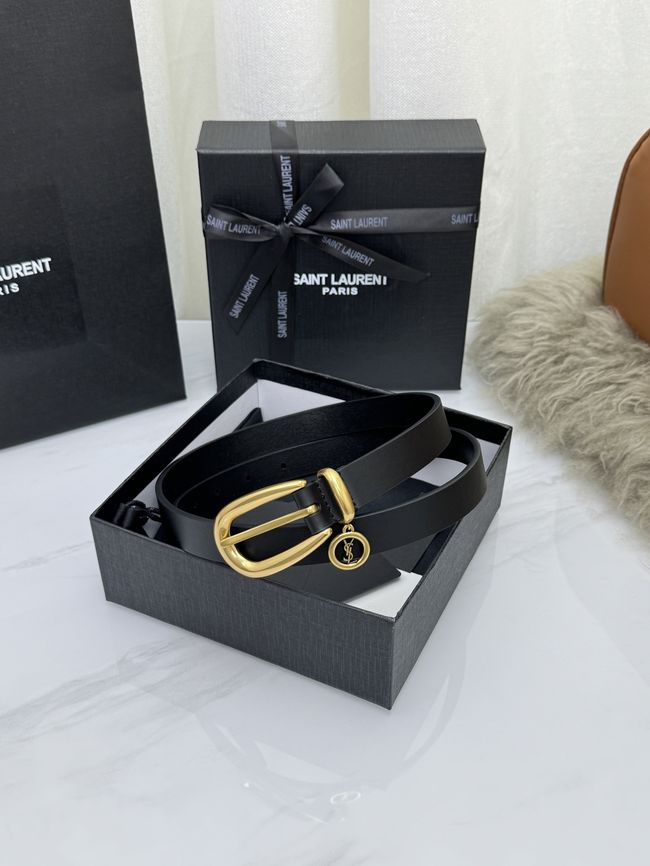 Saint Laurent CASSANDRE charm elongated buckle thin belt in leather S2596-6 Saint Laurent CASSANDRE charm elongated buckle thin belt in leather S2596-6
