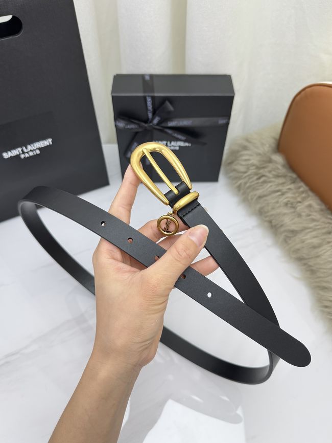 Saint Laurent CASSANDRE charm elongated buckle thin belt in leather S2596-6 Saint Laurent CASSANDRE charm elongated buckle thin belt in leather S2596-6