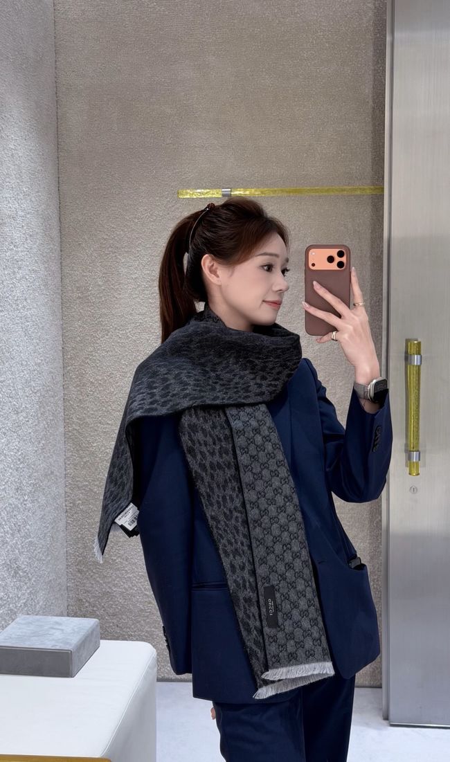 Gucci Reversible Cashmere scarf A005HK-2 Gucci Reversible Cashmere scarf A005HK-2