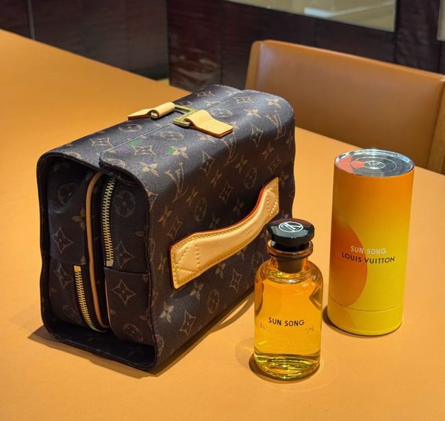Louis Vuitton Hanging Toiletry Bag M2A500 Louis Vuitton Hanging Toiletry Bag M2A500