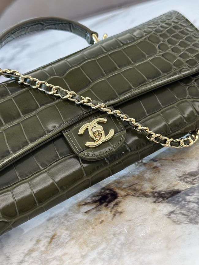 Chanel Clutch with chain Crocodile Embossed AP5280 green Chanel Clutch with chain Crocodile Embossed AP5280 green